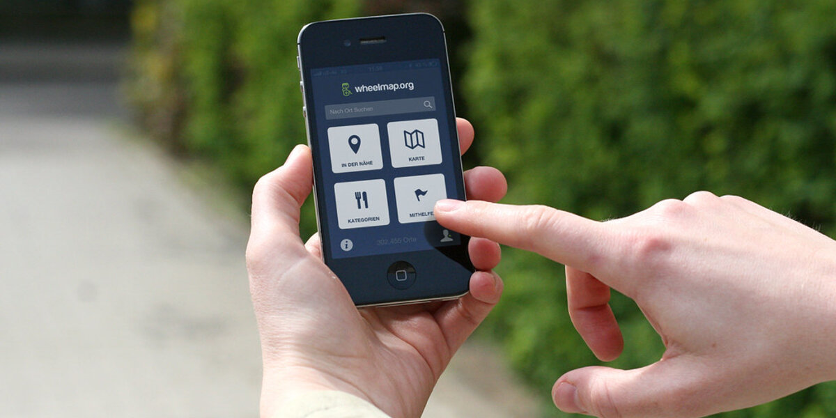 Android phone showing the Invoice Reminder dashboard